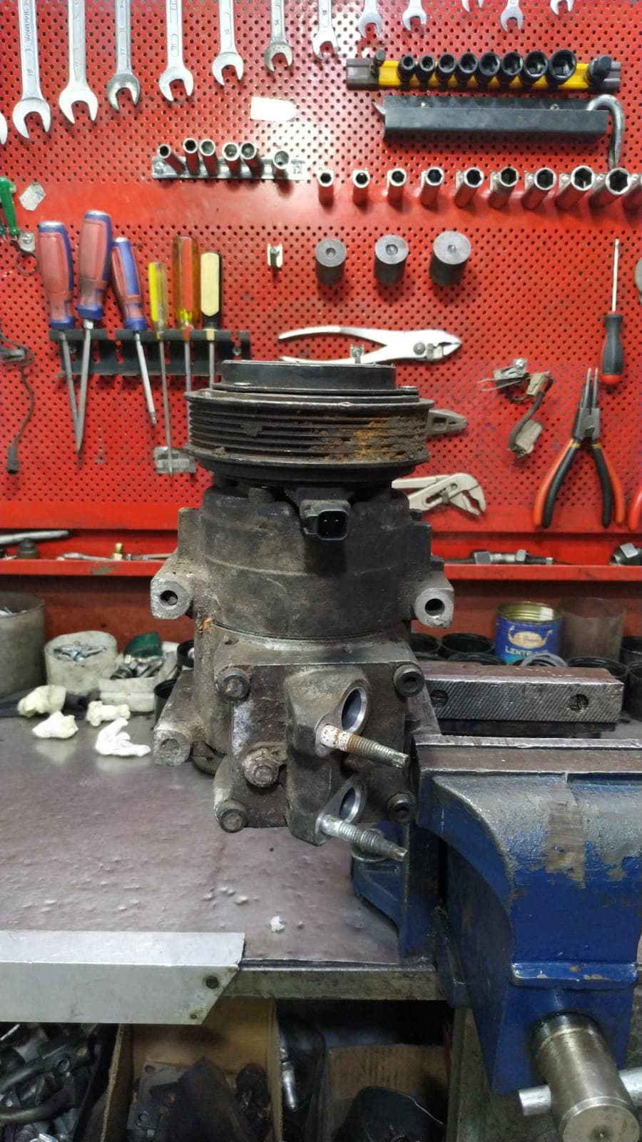 Compresor de aire acondicionado automotor antes de la reparación