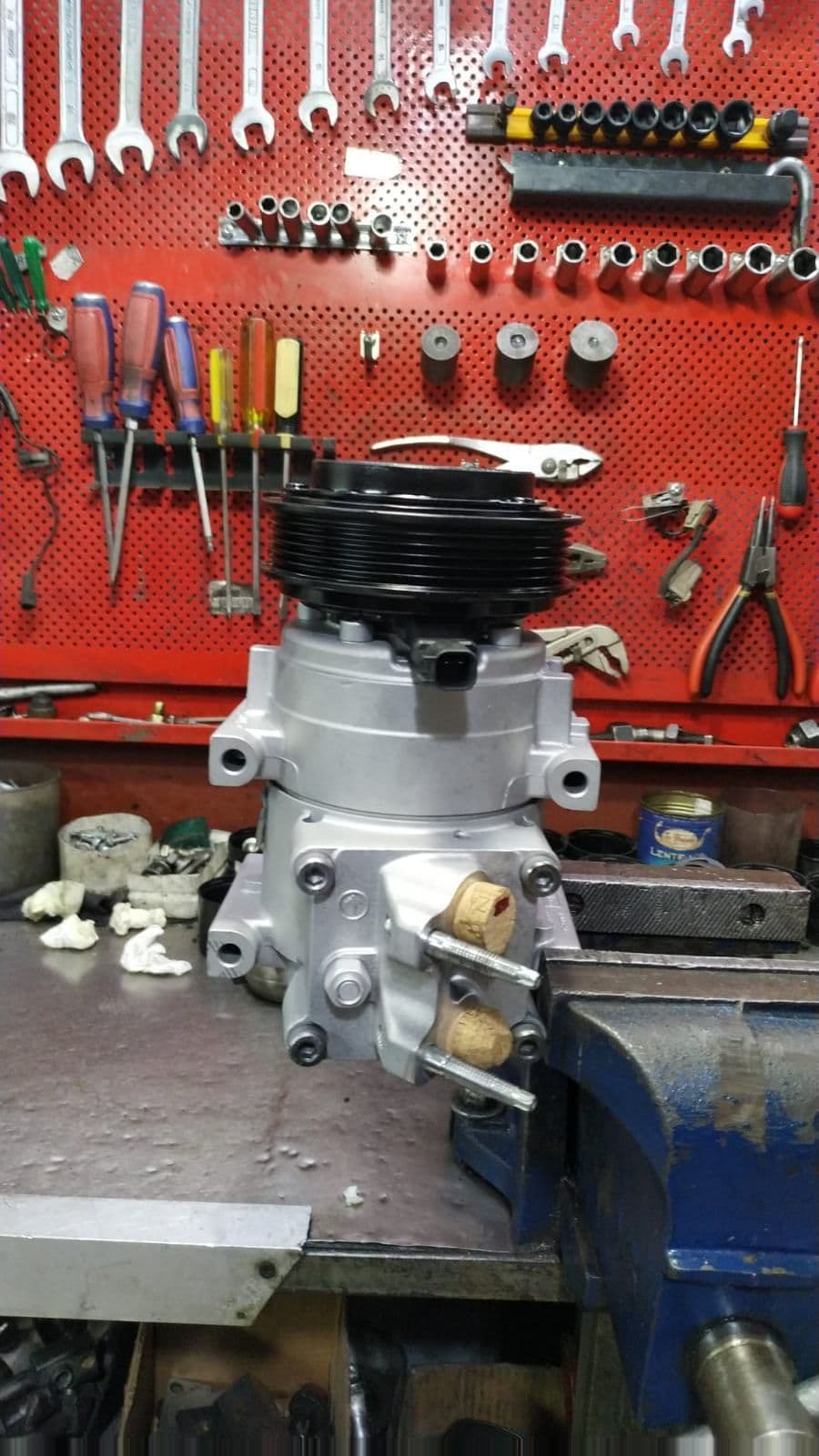 Compresor de aire acondicionado automotor después de la reparación
