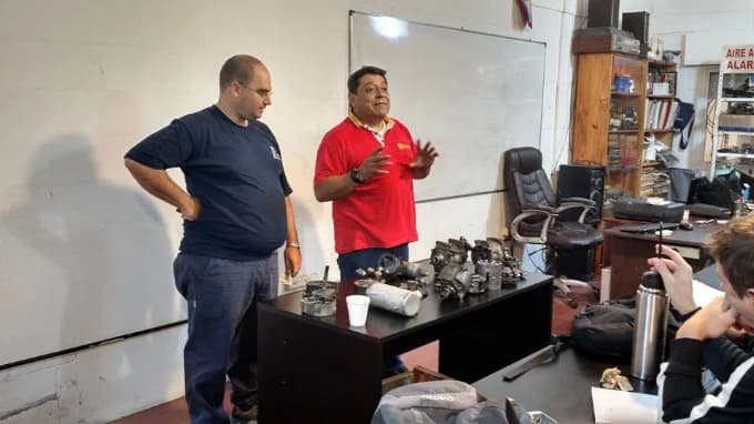 Equipo de Los Calvos Compresores trabajando en el taller