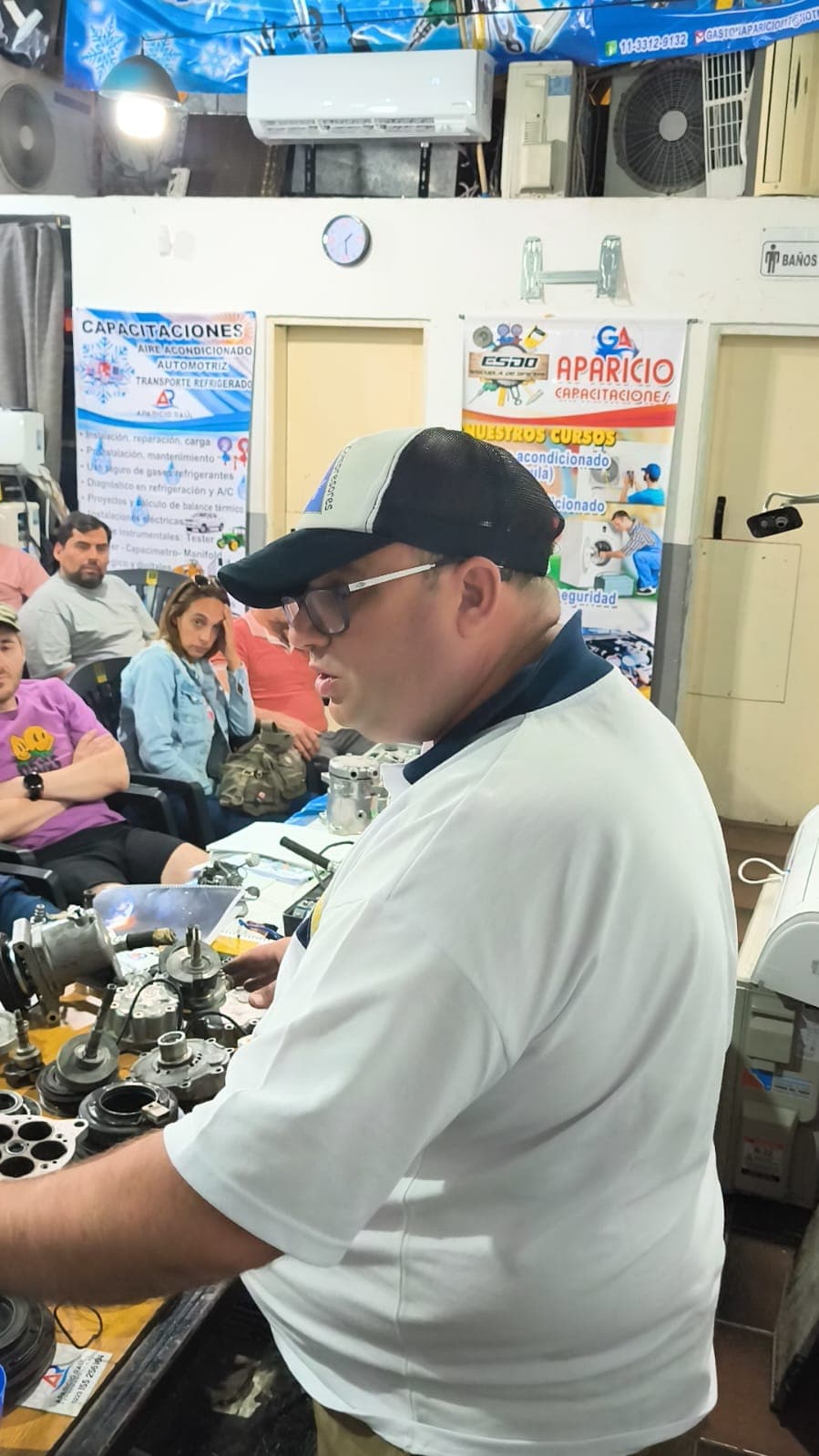 Instructor detalle — capacitación técnica de Los Calvos Compresores
