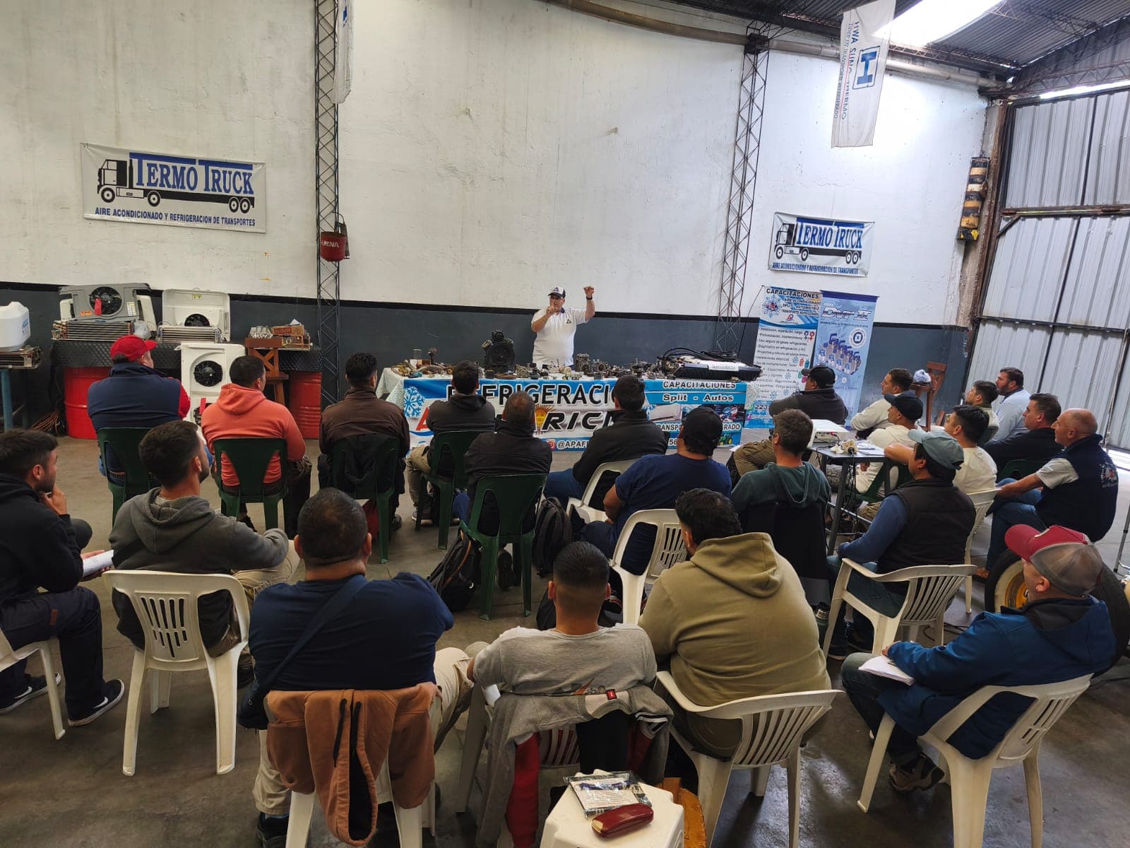 Sala completa — capacitación técnica de Los Calvos Compresores