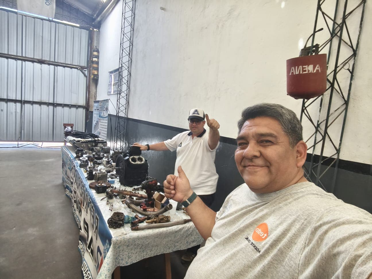 Selfie mesa — capacitación técnica de Los Calvos Compresores