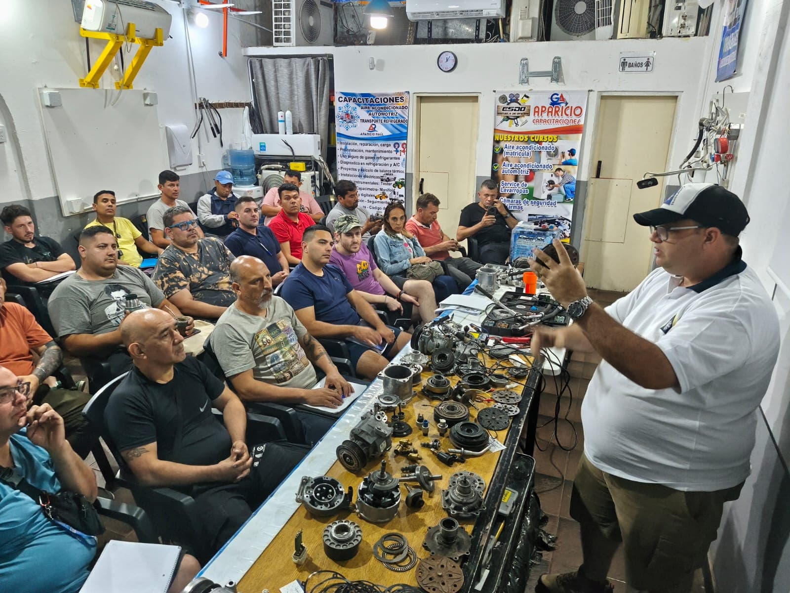 Presentador — capacitación técnica de Los Calvos Compresores