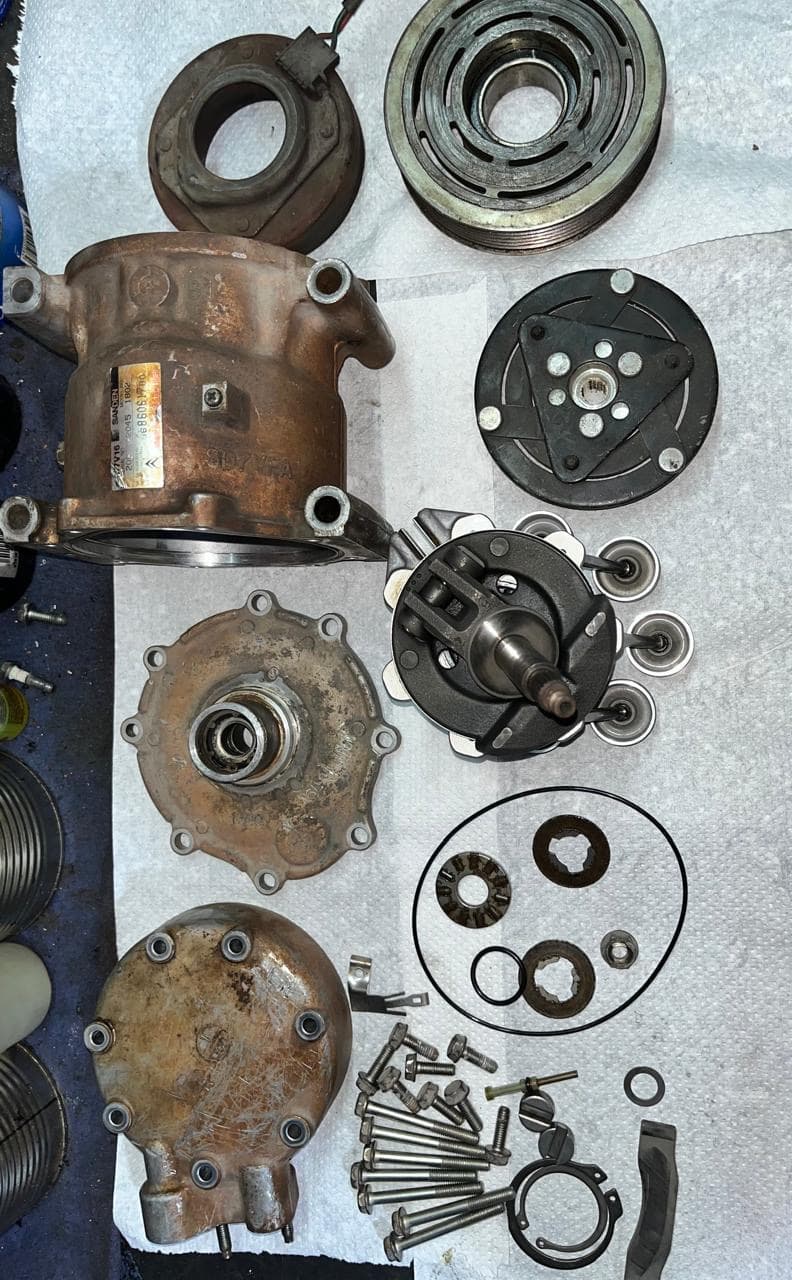 Desarme completo — taller de Los Calvos Compresores, reparación de compresores de aire acondicionado automotor