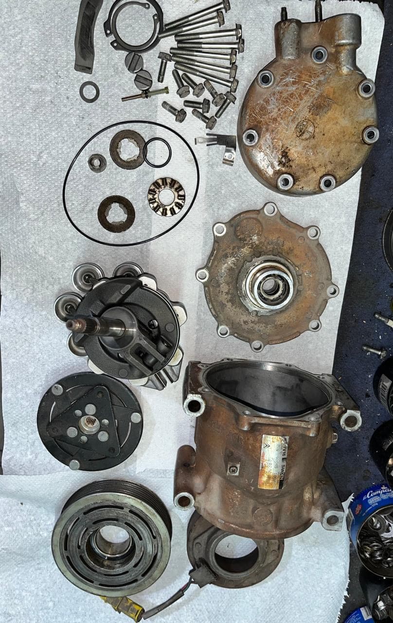Piezas ordenadas — taller de Los Calvos Compresores, reparación de compresores de aire acondicionado automotor