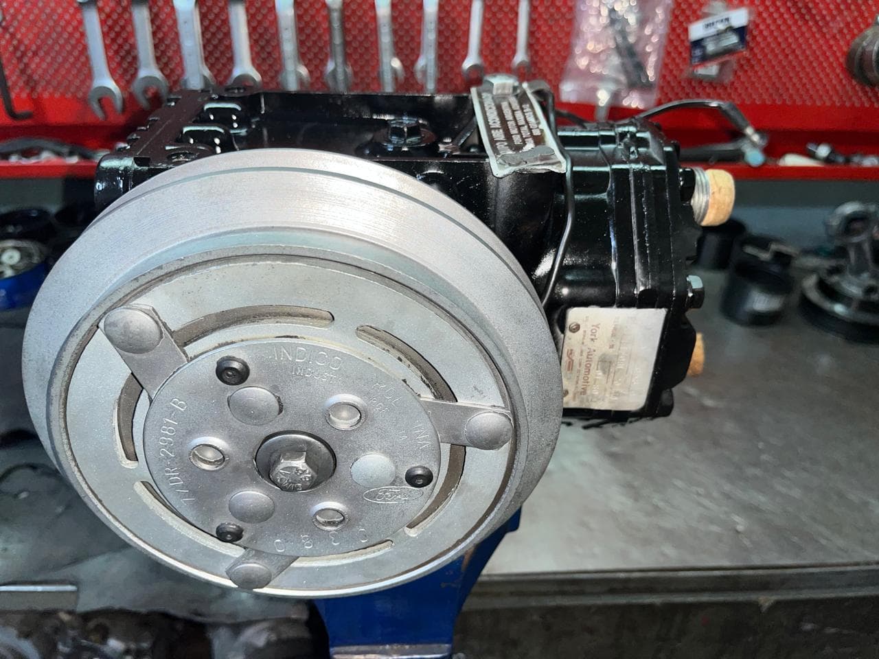 Compresor vintage banco — taller de Los Calvos Compresores, reparación de compresores de aire acondicionado automotor