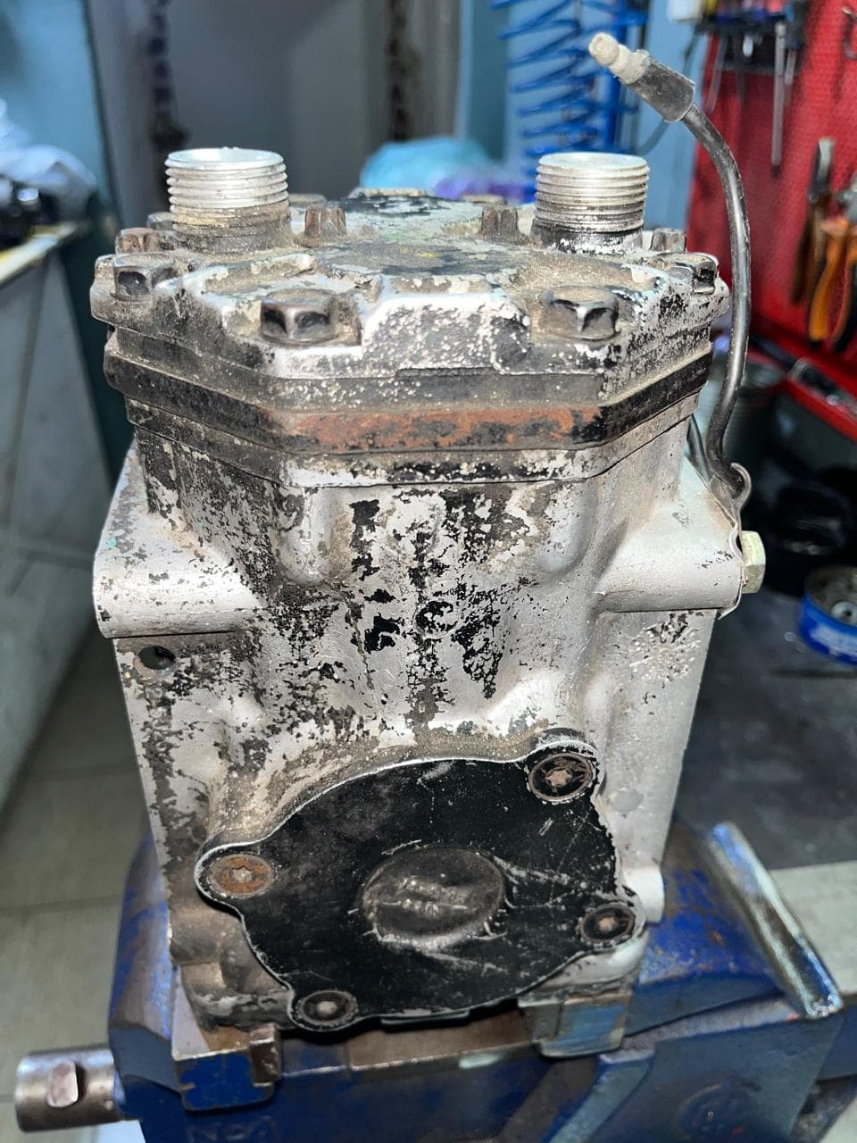 Compresor sucio antes — taller de Los Calvos Compresores, reparación de compresores de aire acondicionado automotor