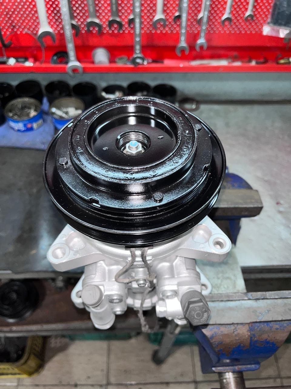 Compresor negro banco — taller de Los Calvos Compresores, reparación de compresores de aire acondicionado automotor