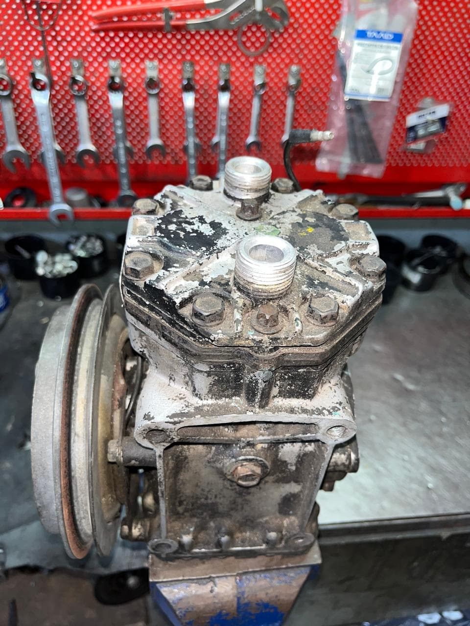 Compresor sucio — taller de Los Calvos Compresores, reparación de compresores de aire acondicionado automotor