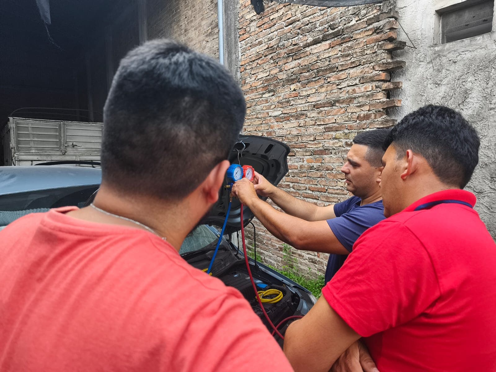Equipo trabajando — taller de Los Calvos Compresores, reparación de compresores de aire acondicionado automotor