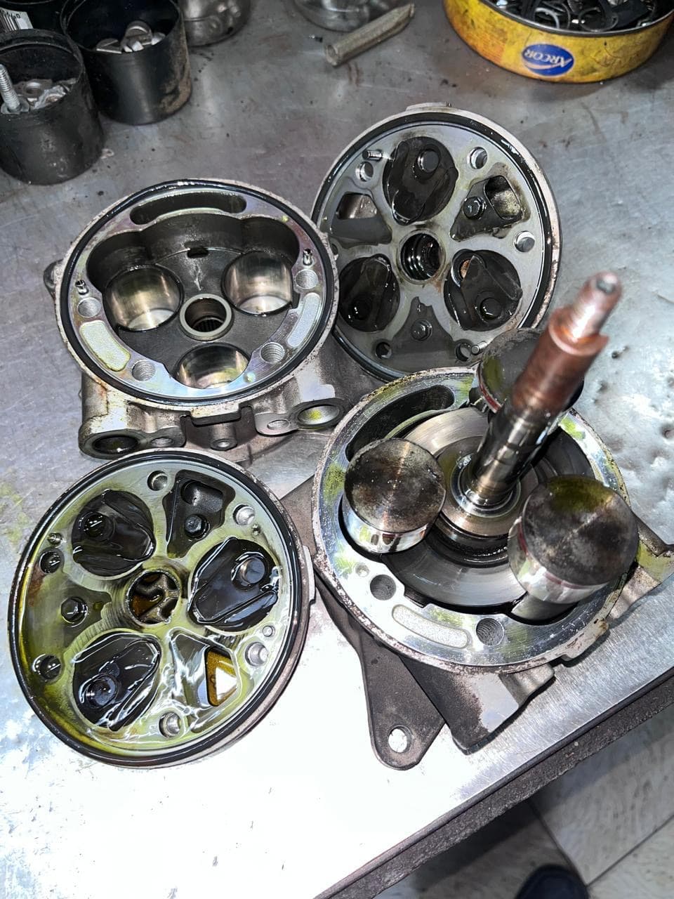 Piezas internas — taller de Los Calvos Compresores, reparación de compresores de aire acondicionado automotor