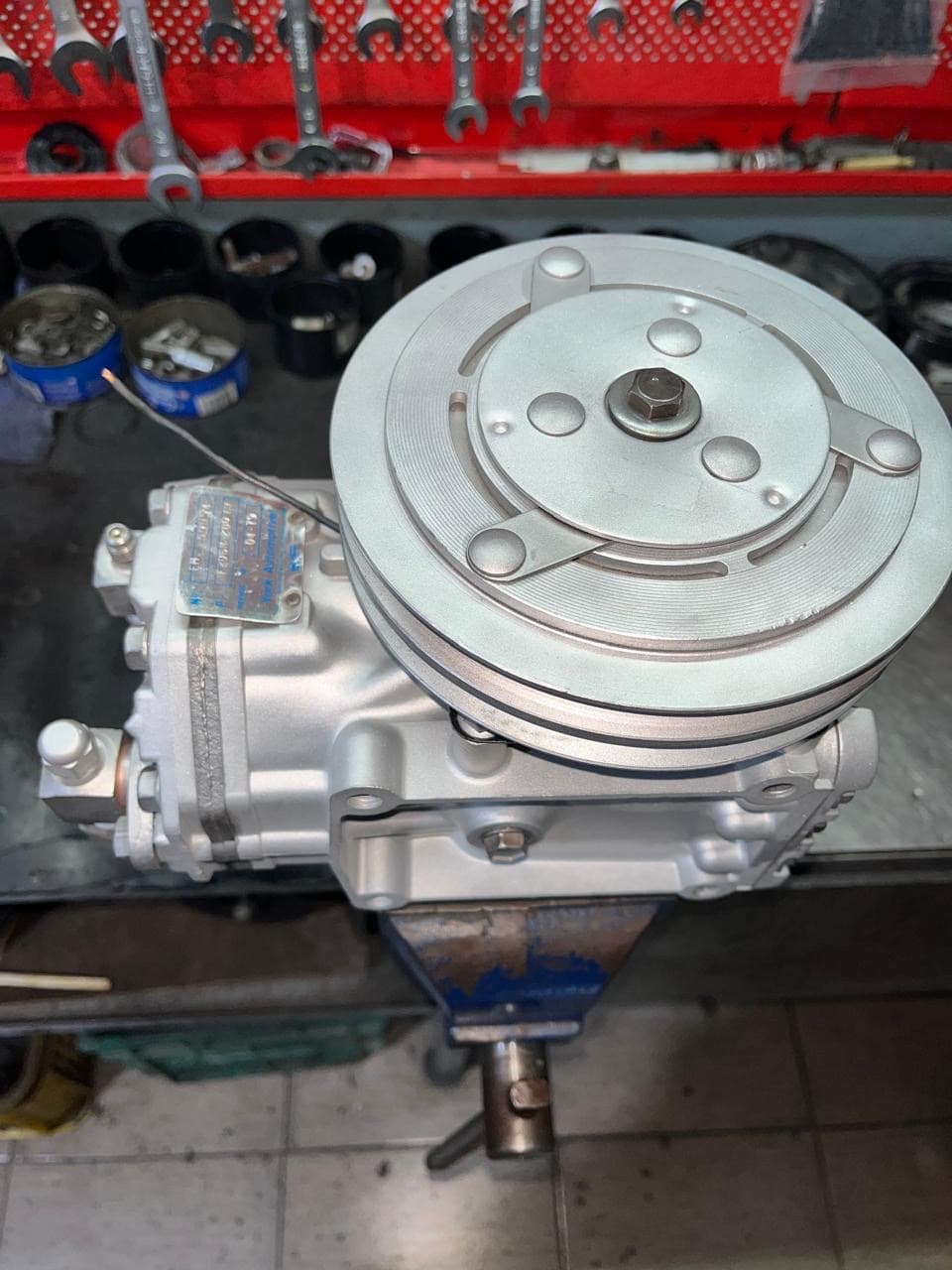 Compresor plateado — taller de Los Calvos Compresores, reparación de compresores de aire acondicionado automotor