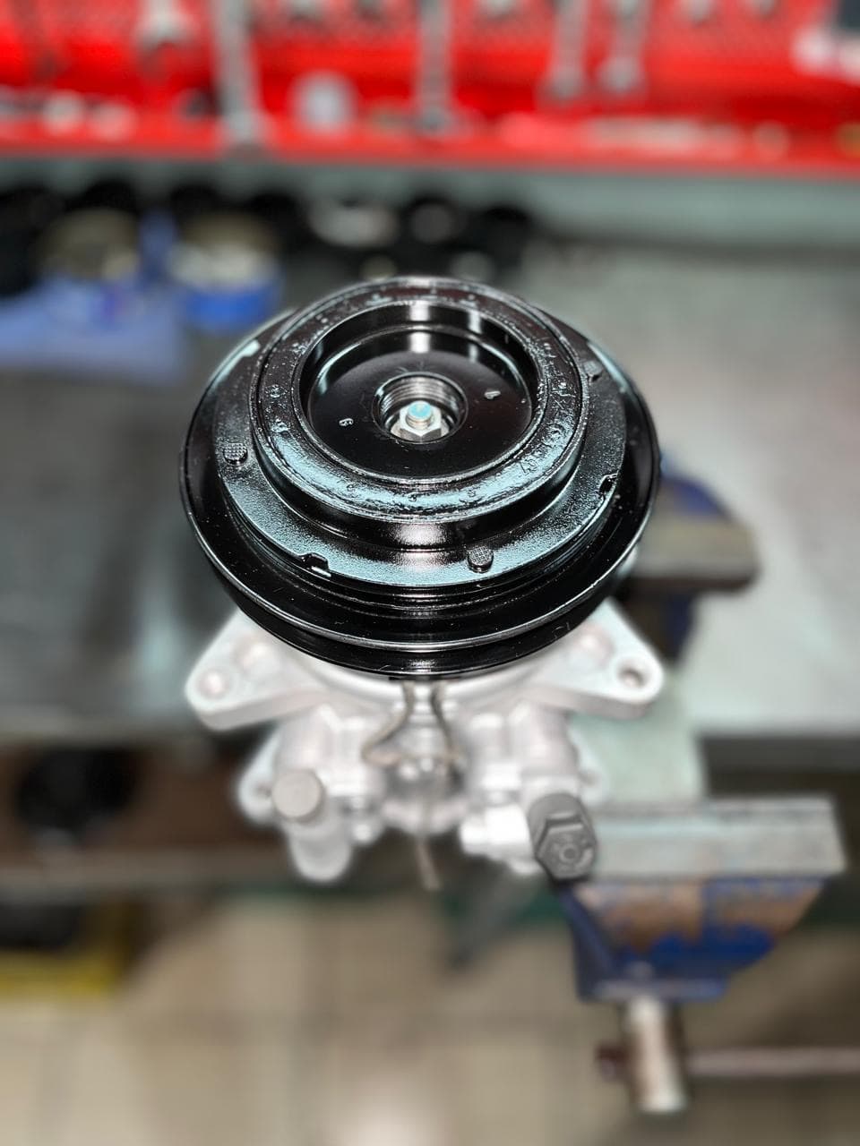 Compresor negro vice — taller de Los Calvos Compresores, reparación de compresores de aire acondicionado automotor