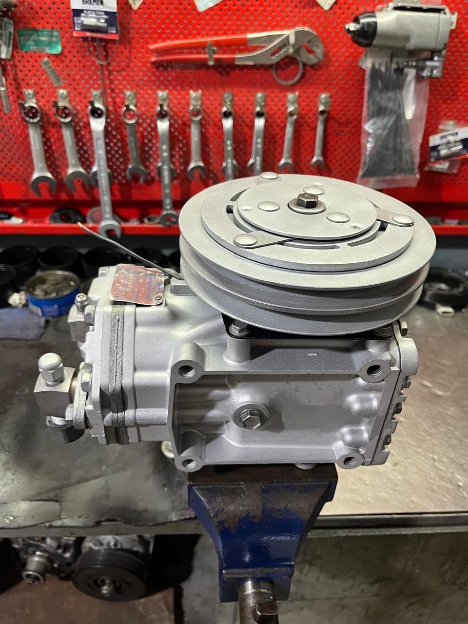 Compresor plateado — taller de Los Calvos Compresores, reparación de compresores de aire acondicionado automotor