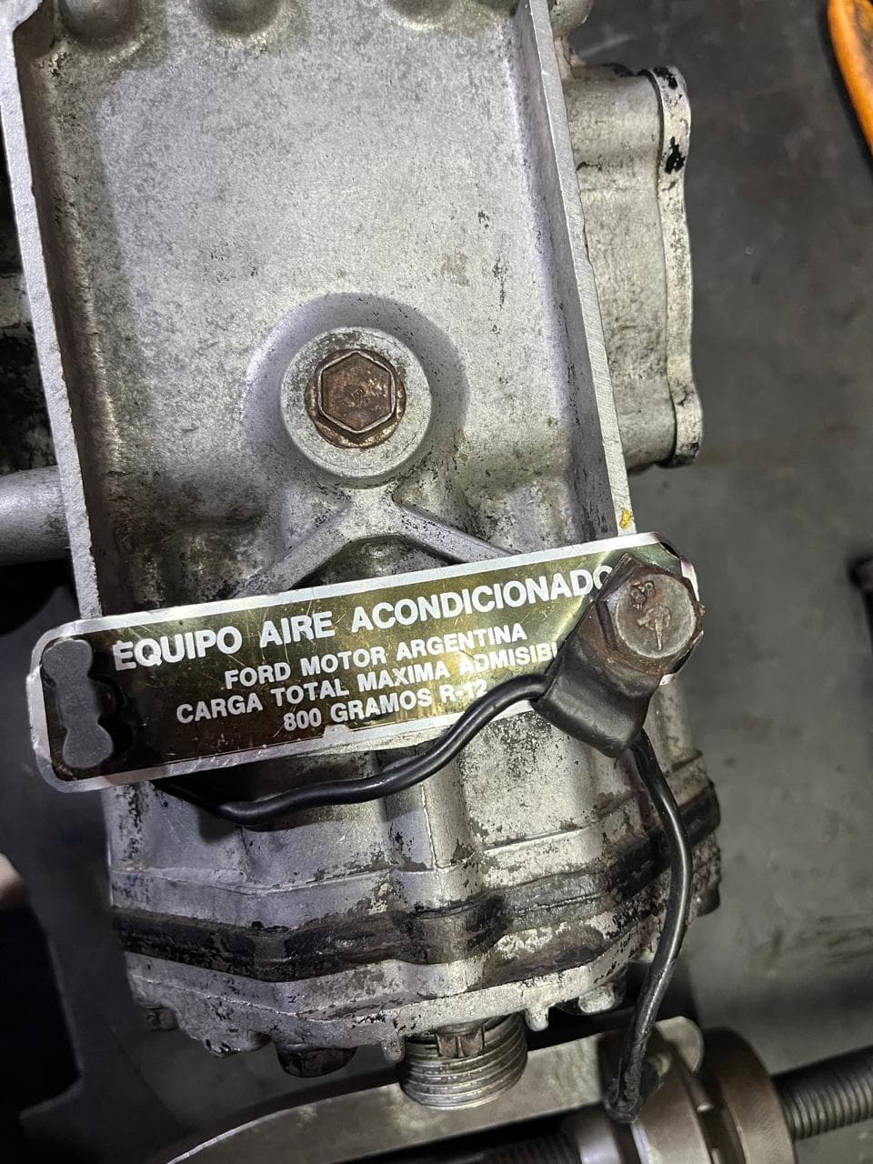 Detalle etiqueta — taller de Los Calvos Compresores, reparación de compresores de aire acondicionado automotor