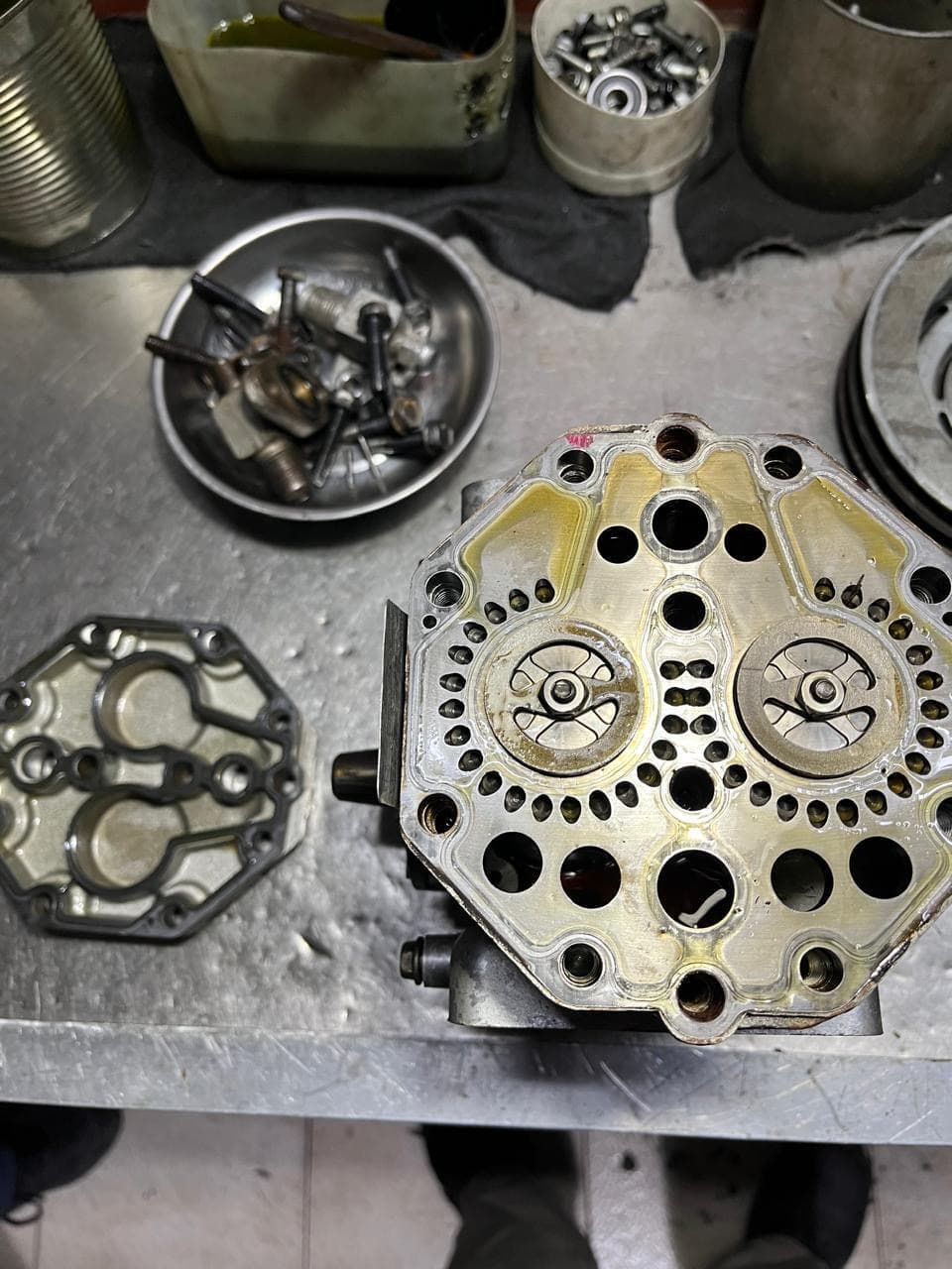 Piezas viejas — taller de Los Calvos Compresores, reparación de compresores de aire acondicionado automotor