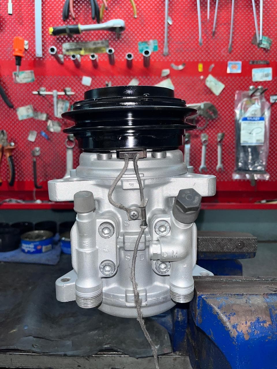 Compresor blanco — taller de Los Calvos Compresores, reparación de compresores de aire acondicionado automotor
