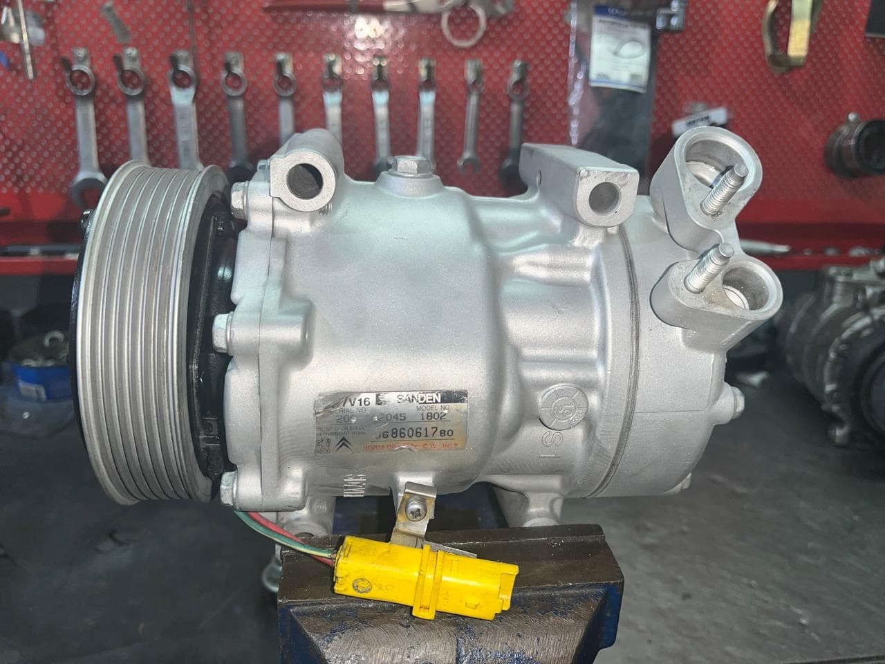 Compresor conector amarillo — taller de Los Calvos Compresores, reparación de compresores de aire acondicionado automotor