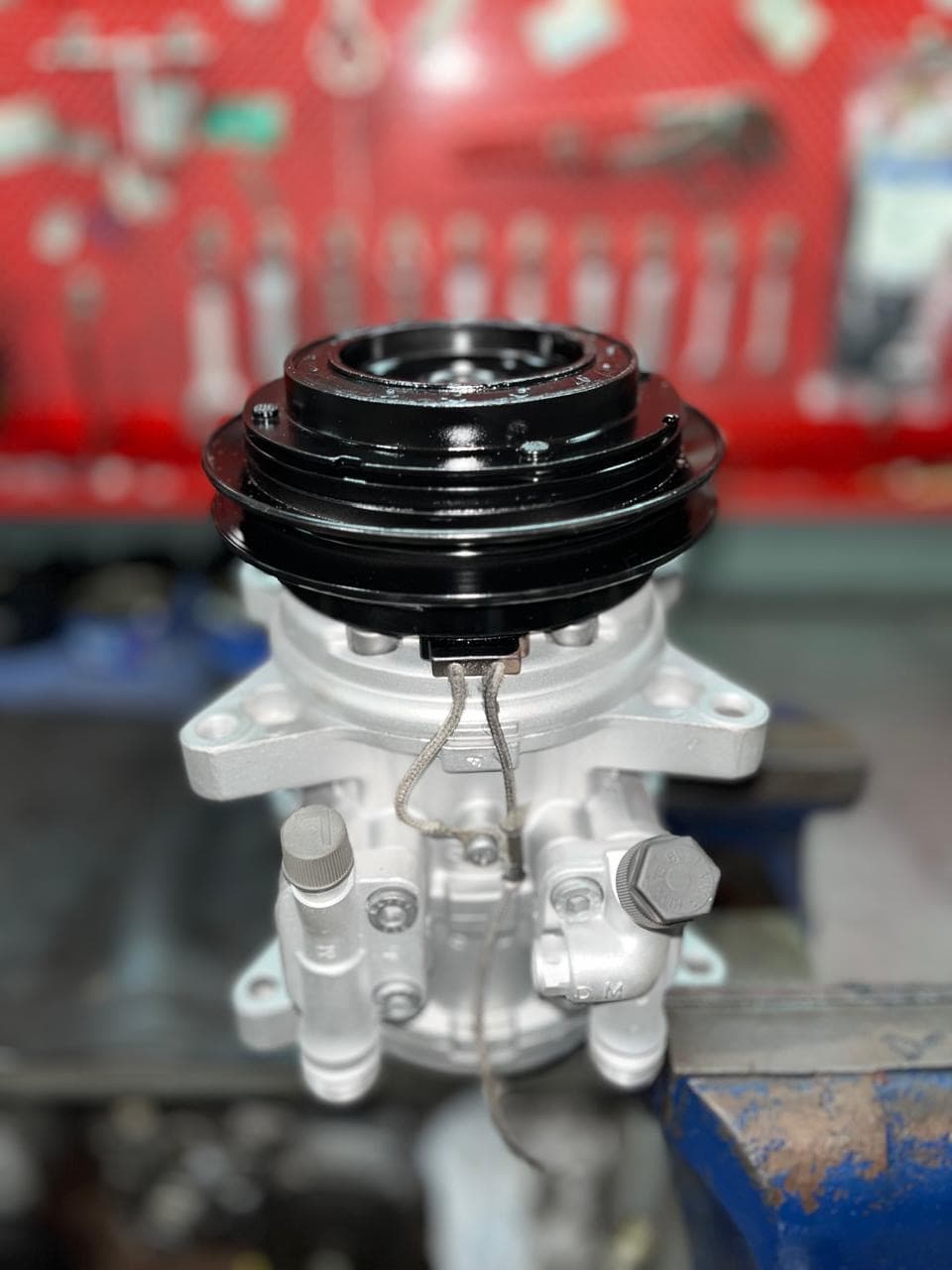 Compresor vice — taller de Los Calvos Compresores, reparación de compresores de aire acondicionado automotor