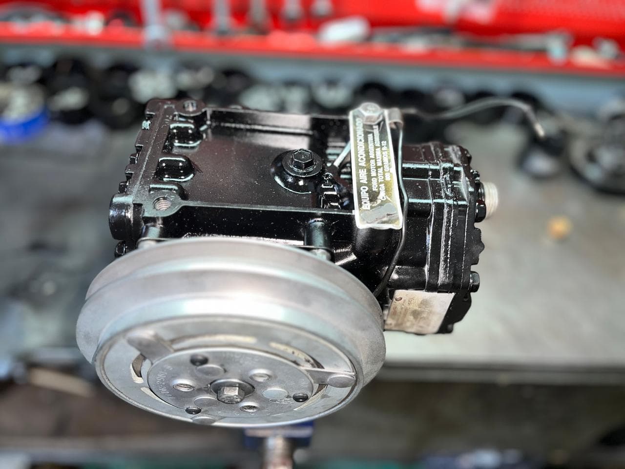 Compresor negro — taller de Los Calvos Compresores, reparación de compresores de aire acondicionado automotor