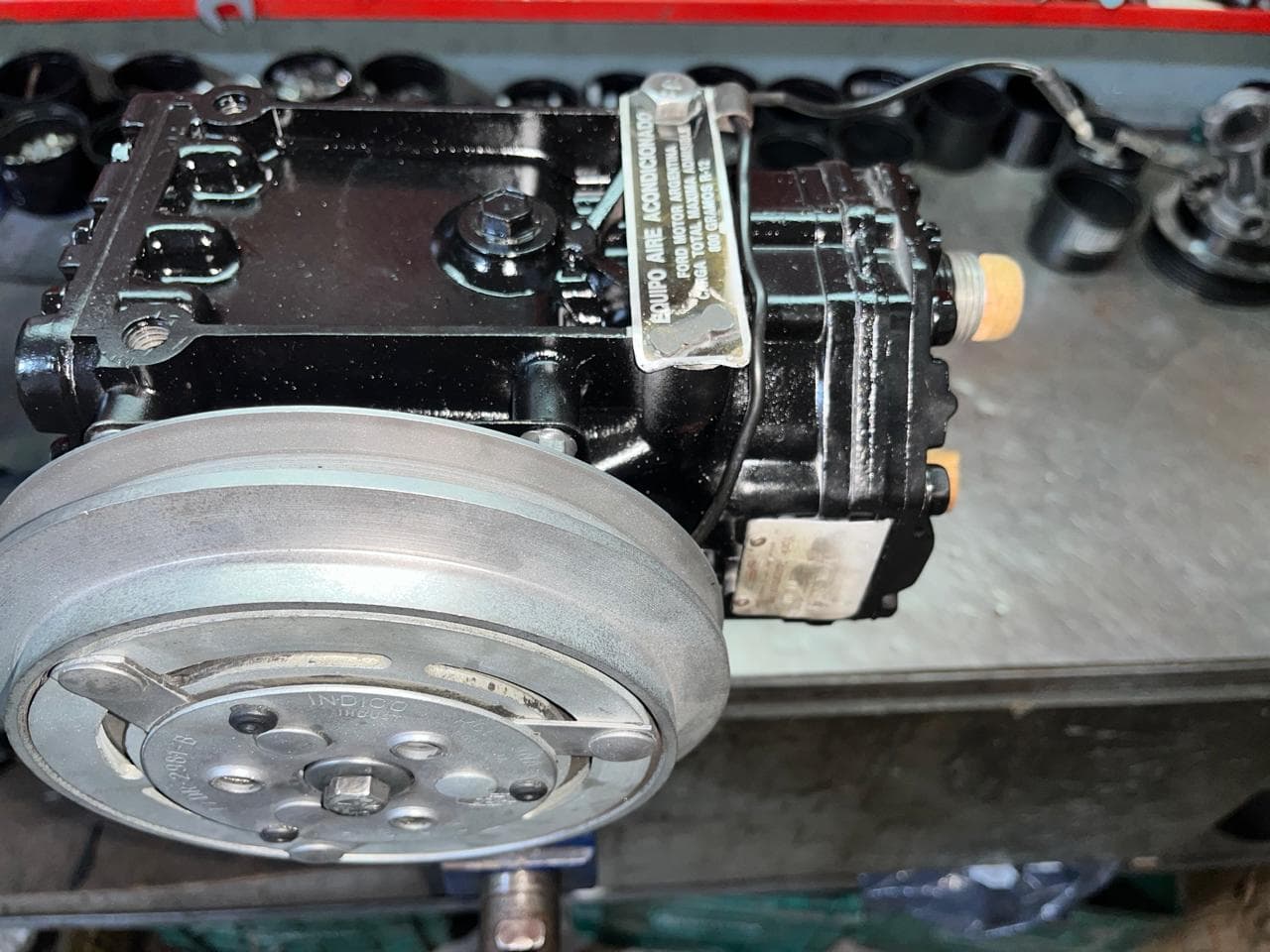 Compresor negro — taller de Los Calvos Compresores, reparación de compresores de aire acondicionado automotor