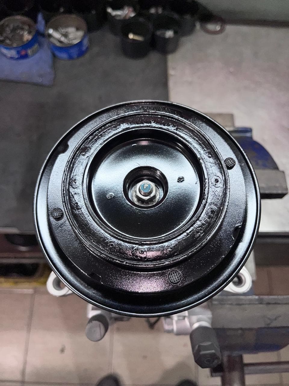 Clutch negro — taller de Los Calvos Compresores, reparación de compresores de aire acondicionado automotor