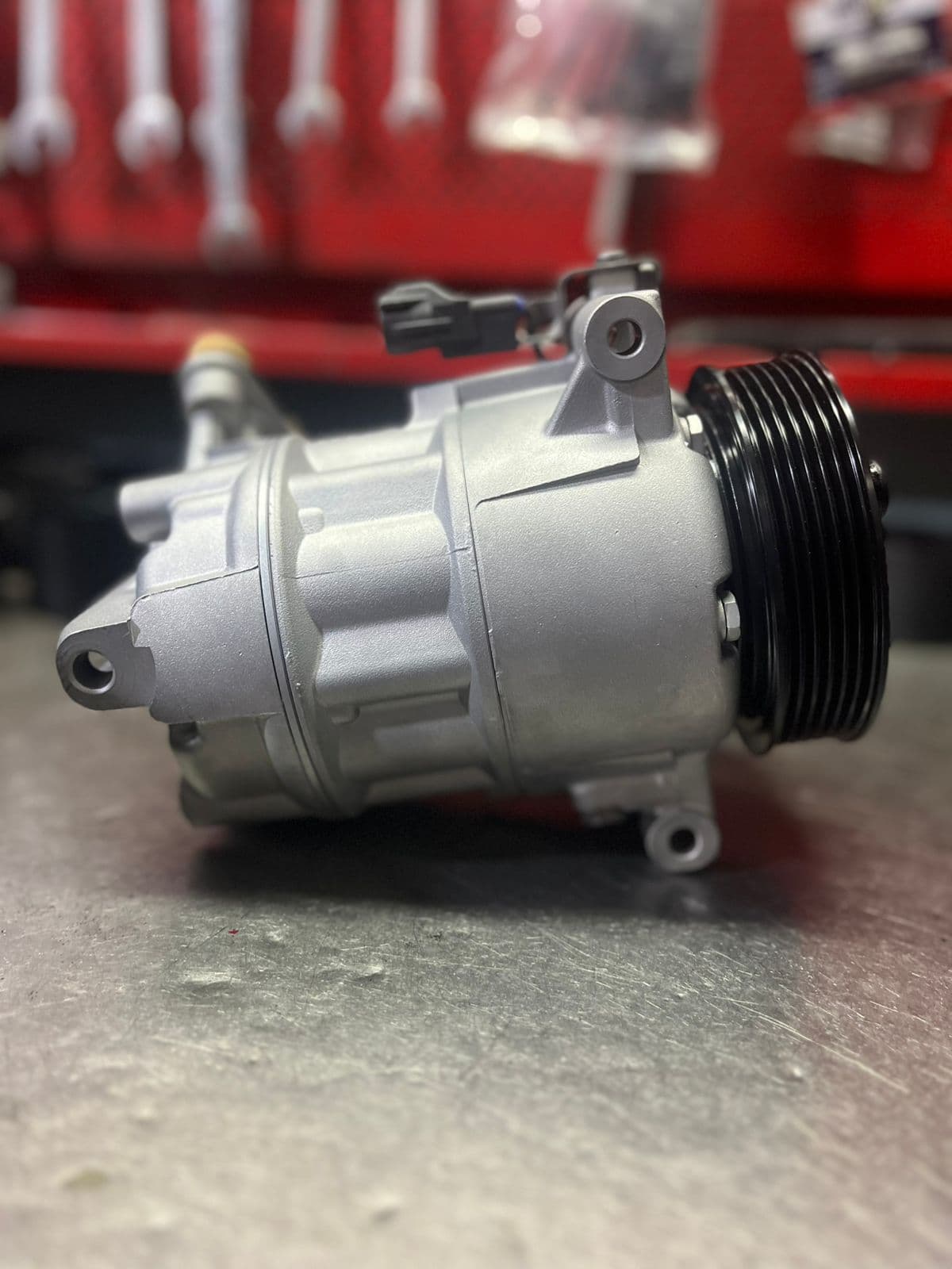 Compresor plateado — taller de Los Calvos Compresores, reparación de compresores de aire acondicionado automotor