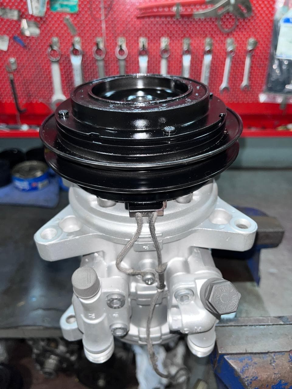 Compresor vice — taller de Los Calvos Compresores, reparación de compresores de aire acondicionado automotor