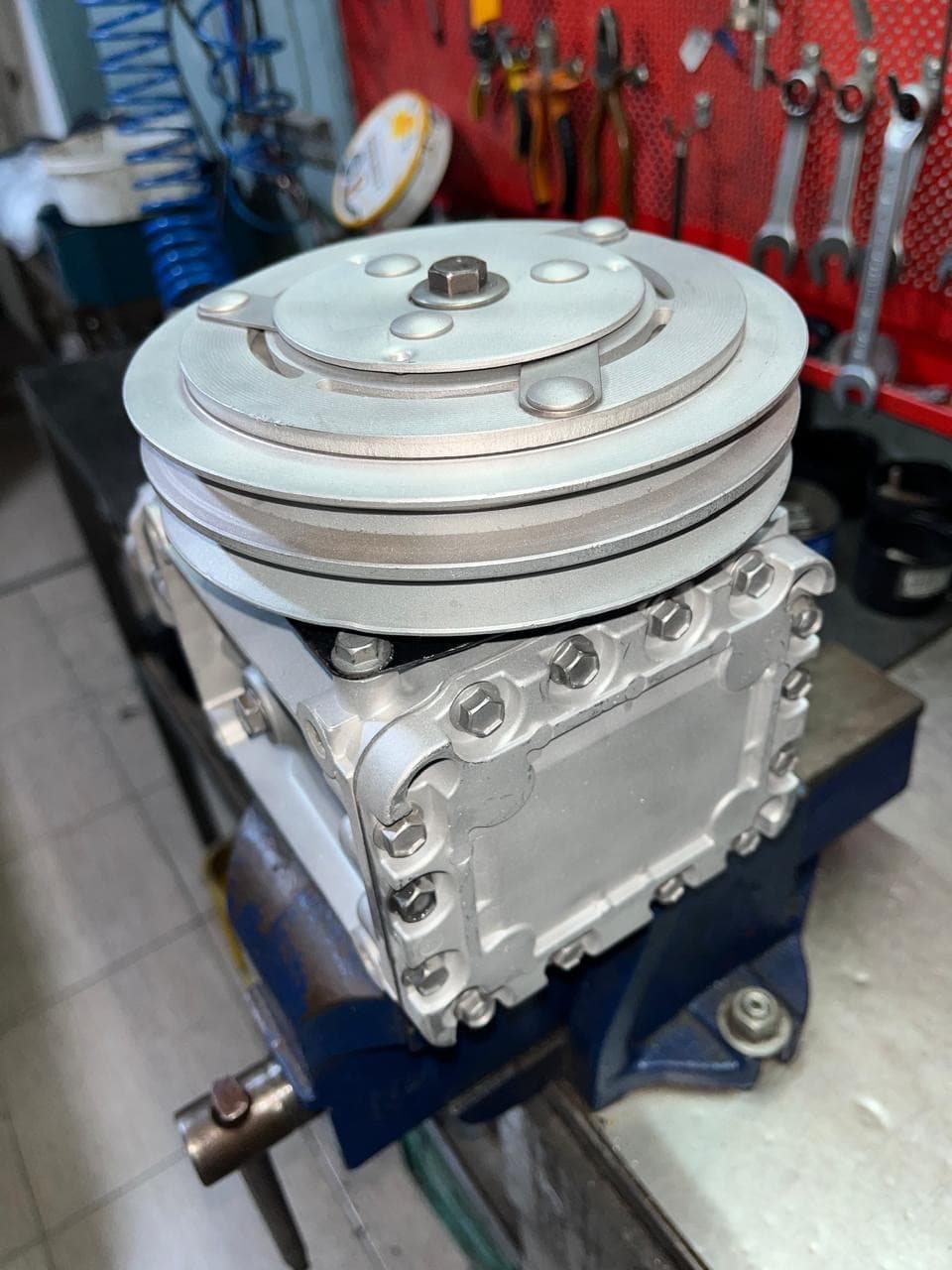 Compresor crema — taller de Los Calvos Compresores, reparación de compresores de aire acondicionado automotor