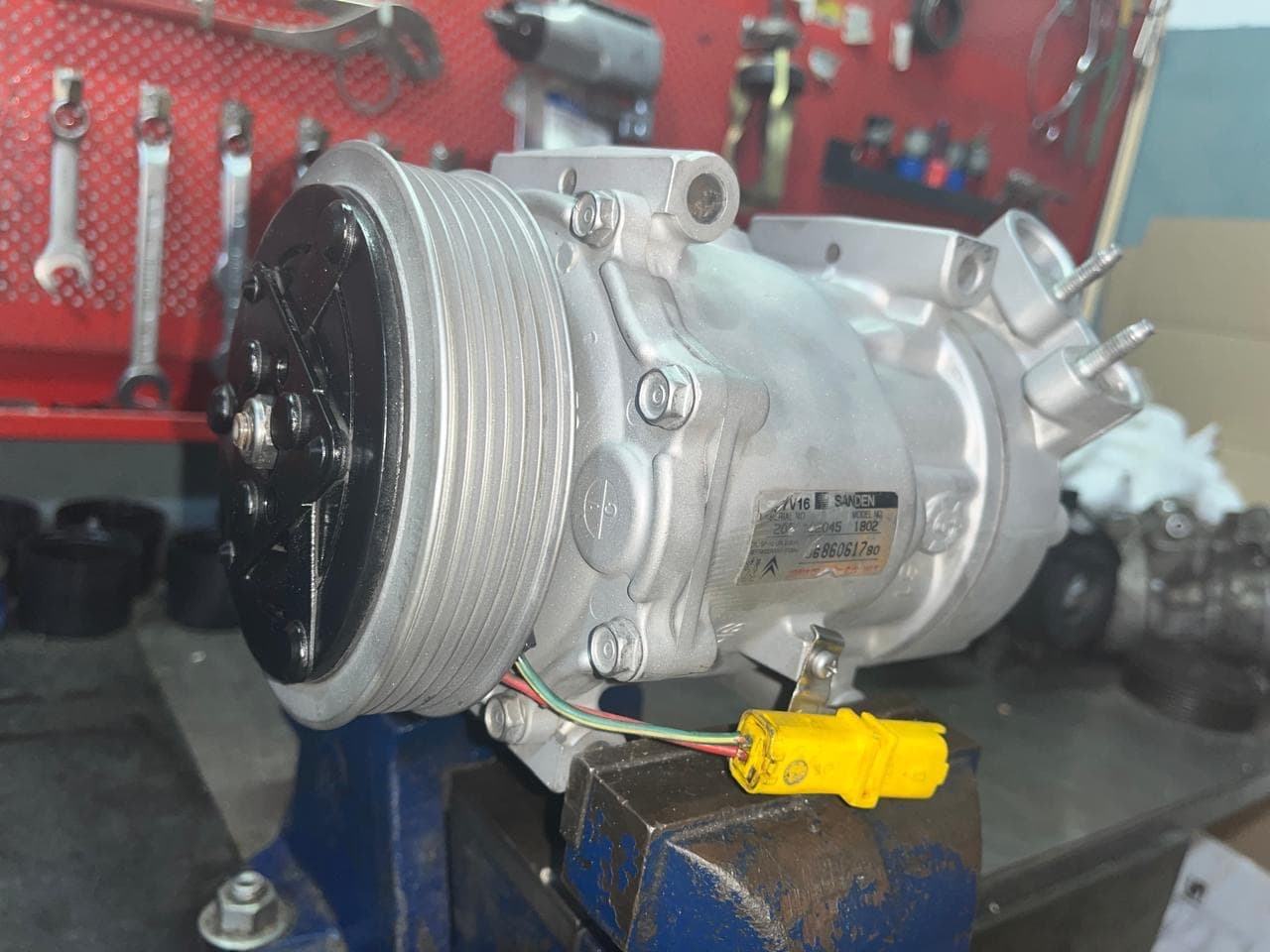 Compresor vice — taller de Los Calvos Compresores, reparación de compresores de aire acondicionado automotor